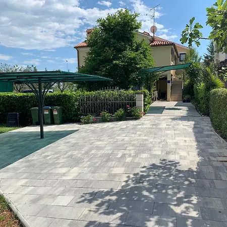 Klaudia 4 Stars Апартаменты Пореч